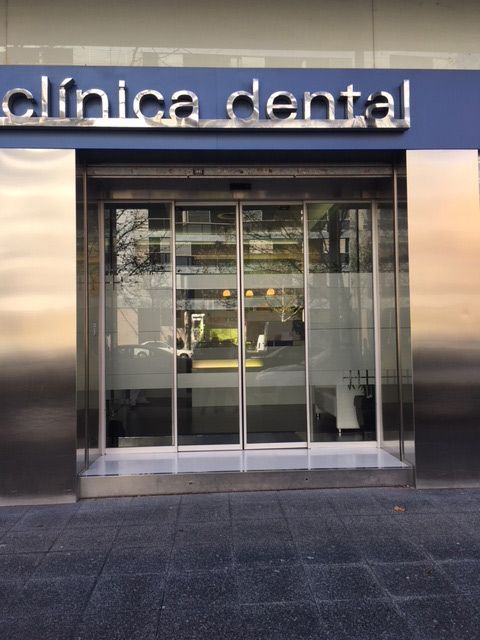 Clínica Dental Dr. Catalán de Val entrada del local